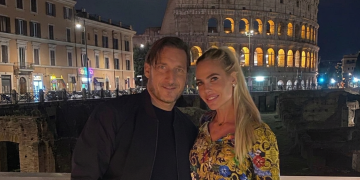 Francesco Totti e Ilary Blasi posano sorridenti davanti al Colosseo, Roma. Divorzio Totti-Blasi: ridotto l'assegno di mantenimento. Via libera alle seconde nozze
