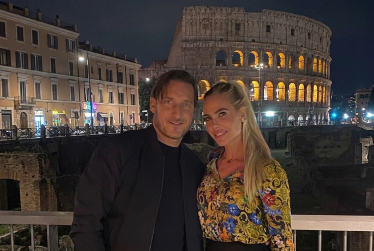 Francesco Totti e Ilary Blasi posano sorridenti davanti al Colosseo, Roma. Divorzio Totti-Blasi: ridotto l'assegno di mantenimento. Via libera alle seconde nozze