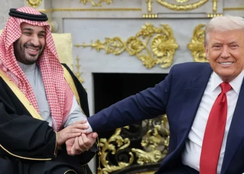 Trump stringe la mano al principe Mohammed bin Salman sorridendo.