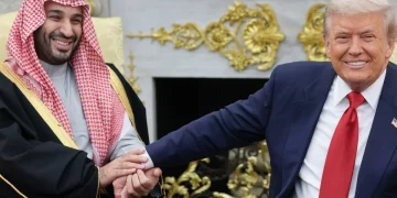 Trump stringe la mano al principe Mohammed bin Salman sorridendo.