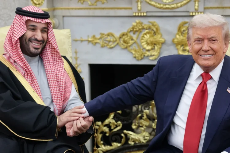 Trump stringe la mano al principe Mohammed bin Salman sorridendo.