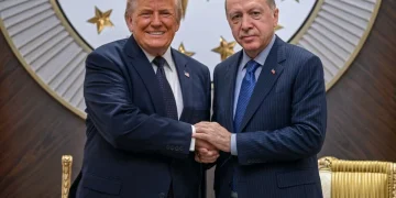 Donald Trump e Erdoğan si stringono la mano, sorridendo