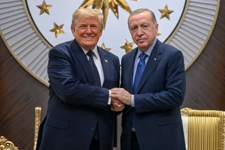 Donald Trump e Erdoğan si stringono la mano, sorridendo