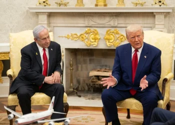 Donald Trump e Benjamin Netanyahu parlano all'interno della Casa Bianca.