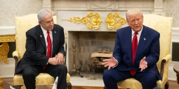 Donald Trump e Benjamin Netanyahu parlano all'interno della Casa Bianca.