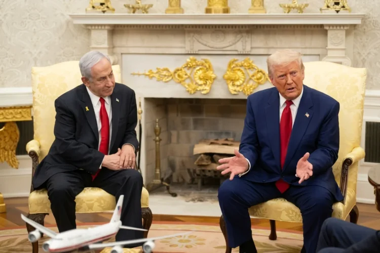 Donald Trump e Benjamin Netanyahu parlano all'interno della Casa Bianca.