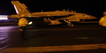 Caccia F-18 sulla portaerei pronto al decollo notturno