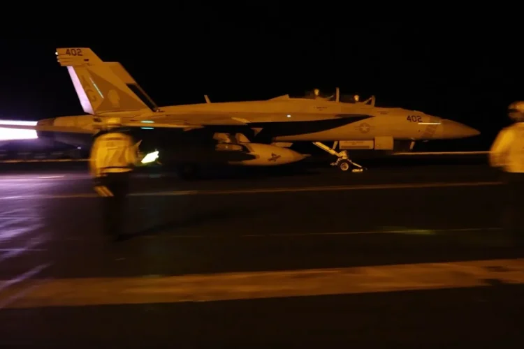 Caccia F-18 sulla portaerei pronto al decollo notturno