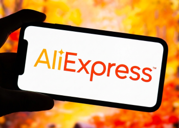 Schermo telefono cellulare mostra logo arancione AliExpress su sfondo bokeh. L'Unione europea multa AliExpress per 550 milioni: “Non ha bloccato prodotti illegali”