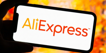 Schermo telefono cellulare mostra logo arancione AliExpress su sfondo bokeh. L'Unione europea multa AliExpress per 550 milioni: “Non ha bloccato prodotti illegali”