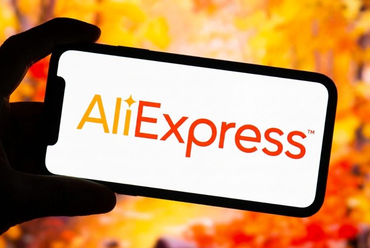 Schermo telefono cellulare mostra logo arancione AliExpress su sfondo bokeh. L'Unione europea multa AliExpress per 550 milioni: “Non ha bloccato prodotti illegali”