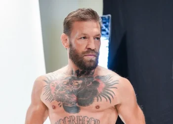 McGregor, infortunio a UFC 329 contro Holloway