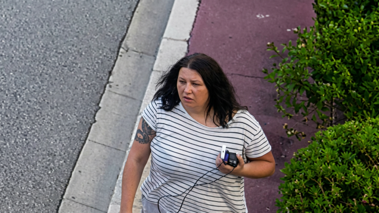Anastasia Berezovska cammina in strada con tatuaggio sul braccio