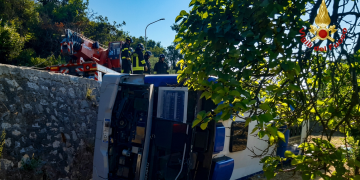 Vigili del Fuoco intervengono sul luogo di un autobus rovesciato fuori strada a Formia