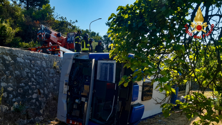 Vigili del Fuoco intervengono sul luogo di un autobus rovesciato fuori strada a Formia