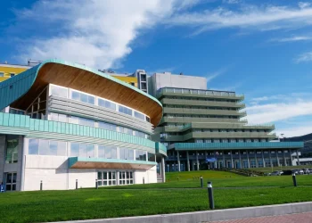 Moderna architettura universitaria con tetti curvi e prato verde, Catanzaro