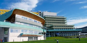 Moderna architettura universitaria con tetti curvi e prato verde, Catanzaro