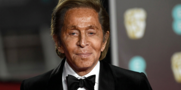 Valentino Garavani sorride, indossa smoking nero e papillon. Eredità Valentino, la scoperta: il patrimonio va tutto a una fondazione in Liechtenstein