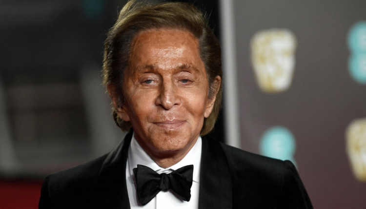 Valentino Garavani sorride, indossa smoking nero e papillon. Eredità Valentino, la scoperta: il patrimonio va tutto a una fondazione in Liechtenstein