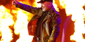 Vasco Rossi canta live con fiamme esplosive dietro il palco