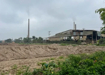 Fabbrica abbandonata con ciminiere e cumuli di terra in Vietnam