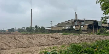 Fabbrica abbandonata con ciminiere e cumuli di terra in Vietnam