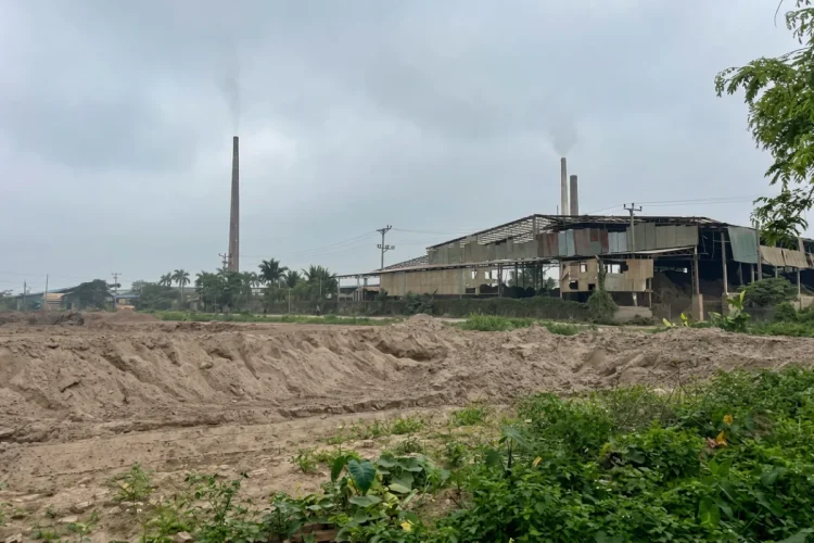 Fabbrica abbandonata con ciminiere e cumuli di terra in Vietnam