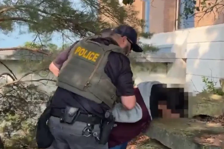 ICE uccide due uomini in meno di una settimana - nella foto, un'aggressione dell'ICE
