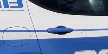 Fiancata di un'auto della Polizia di Stato ferma in strada