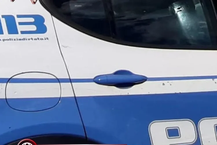 Fiancata di un'auto della Polizia di Stato ferma in strada