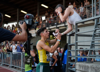 Atleta fa proposta di matrimonio, in ginocchio, all'atleta sulla tribuna. Francesco Pernici vince gli 800 m e chiede alla fidanzata di sposarlo
