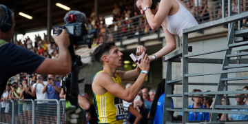 Atleta fa proposta di matrimonio, in ginocchio, all'atleta sulla tribuna. Francesco Pernici vince gli 800 m e chiede alla fidanzata di sposarlo