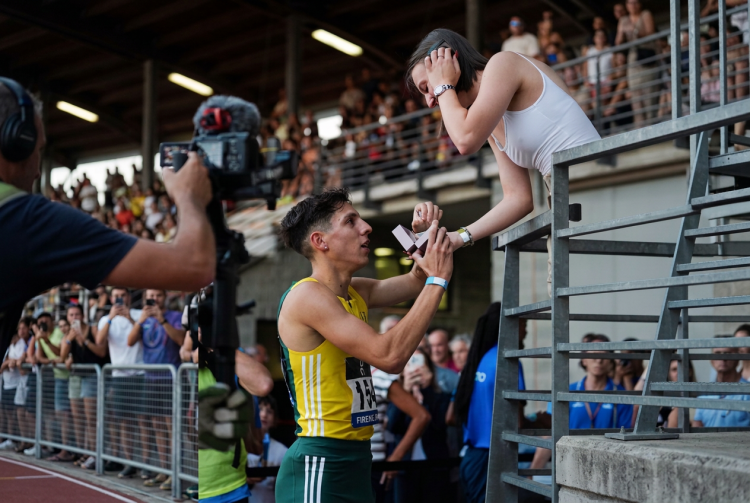 Atleta fa proposta di matrimonio, in ginocchio, all'atleta sulla tribuna. Francesco Pernici vince gli 800 m e chiede alla fidanzata di sposarlo