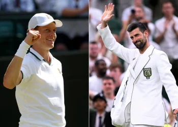 Jannik Sinner e Novak Djokovic salutano il pubblico sul campo da tennis