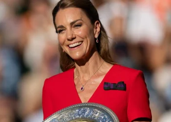 Principessa Kate Middleton sorride felice con il trofeo di Wimbledon