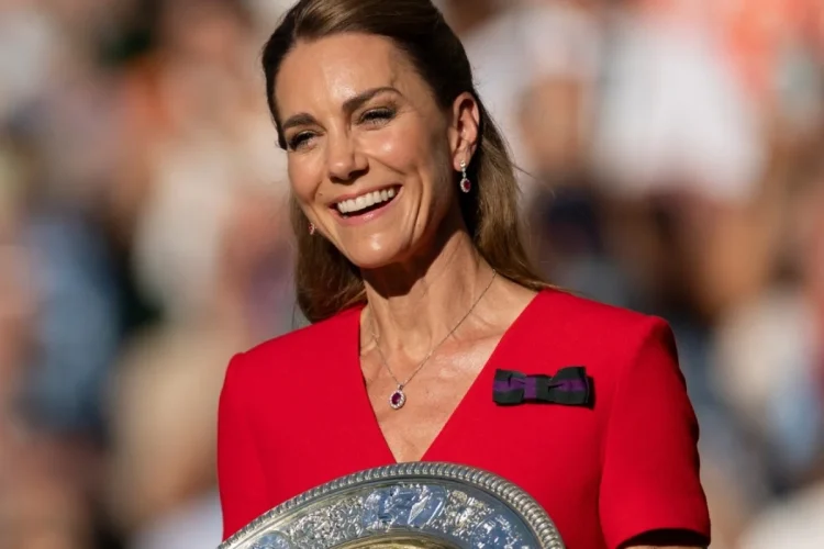 Principessa Kate Middleton sorride felice con il trofeo di Wimbledon