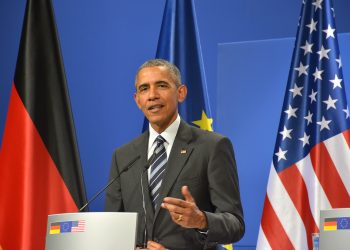 immagine a mezzo busto dell'ex Presidente degli Stati uniti Obama che parla davanti a un microfono