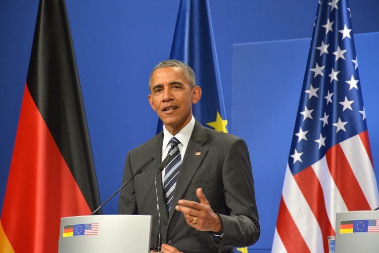 immagine a mezzo busto dell'ex Presidente degli Stati uniti Obama che parla davanti a un microfono