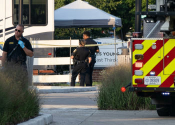 Poliziotti e veicolo di emergenza in una scena del crimine nel parco. Kentucky, 18enne incriminato per omicidio dopo la sparatoria in un parco