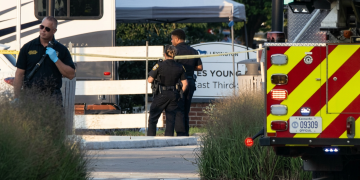 Poliziotti e veicolo di emergenza in una scena del crimine nel parco. Kentucky, 18enne incriminato per omicidio dopo la sparatoria in un parco