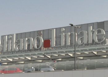 Voli a Linate sospesi dopo lo scontro tra aereo privato e auto