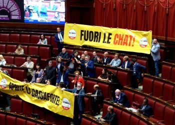 20260803162510_Delmastro_M5s_in_Aula_con_gli_striscioni_fuori_le_chat_e_aprite_la_cassaforte__RAW