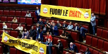 20260803162510_Delmastro_M5s_in_Aula_con_gli_striscioni_fuori_le_chat_e_aprite_la_cassaforte__RAW