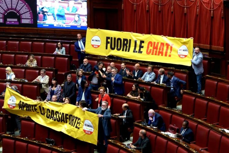 20260803162510_Delmastro_M5s_in_Aula_con_gli_striscioni_fuori_le_chat_e_aprite_la_cassaforte__RAW