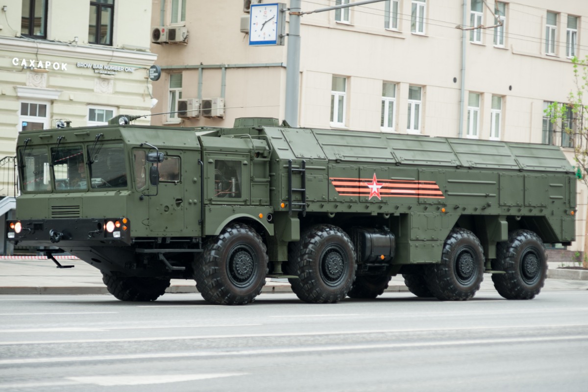 9K720 Iskander (SS-26 Stone) (27102990117).jpg