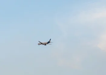 Aeroporto di Catania, l'eruzione dell'Etna chiude i settori B1 e B2