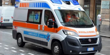 Incidente a Iseo, muoiono due sciatrici - nella foto un'ambulanza