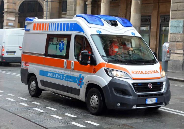 Incidente a Iseo, muoiono due sciatrici - nella foto un'ambulanza