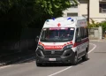 Morto buttafuori dopo rissa in discoteca: indagini sui