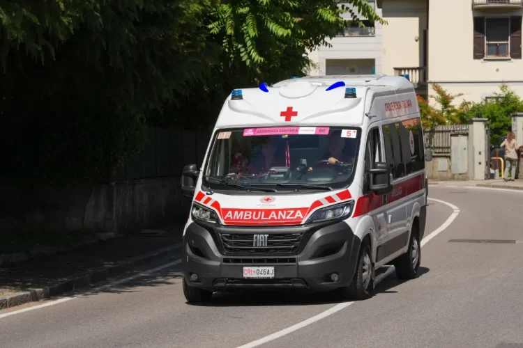 Morto buttafuori dopo rissa in discoteca: indagini sui